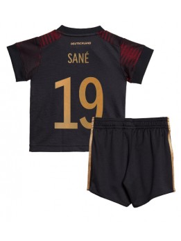 Tyskland Leroy Sane #19 Replika Borta Kläder Barn VM 2022 Kortärmad (+ byxor)